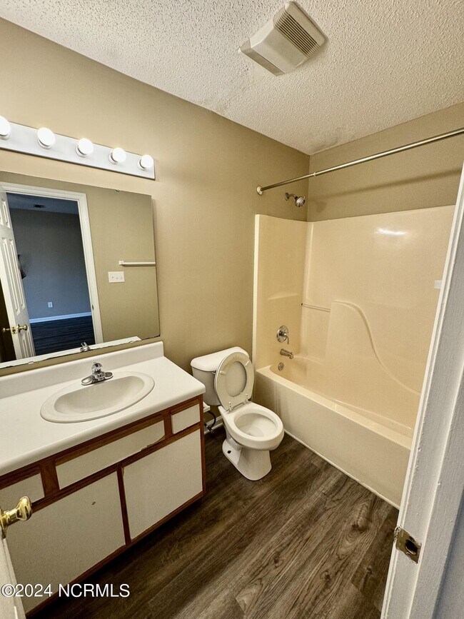 Building Photo - 2705 Bluff View Dr