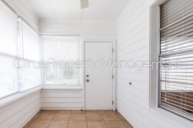 Building Photo - Charming Duplex in Mills 50 District