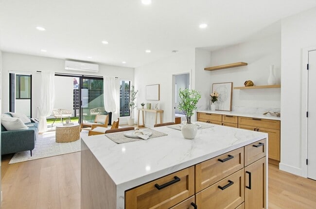 Foto del edificio - Brand New Construction – 3 Bed / 2 Bath Duplex Home in Normal Heights