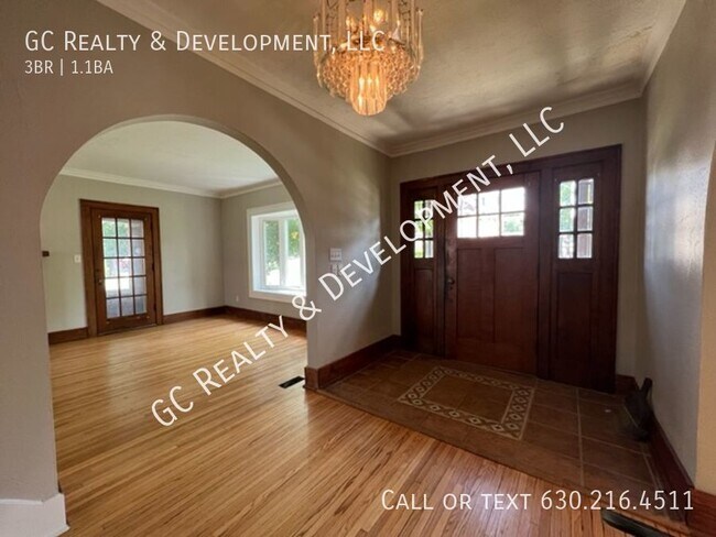 Building Photo - ***BRICK SFH / 3 BDRM / 1.5 BTH / SS APPL ...