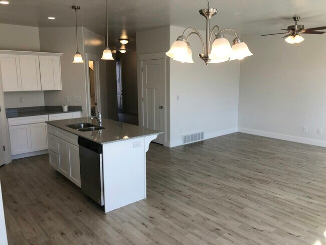 Foto del edificio - 594 N 260 W