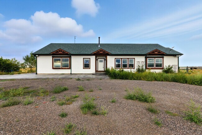 Foto del edificio - 5 Bed 3 Bath Ranch Home with 5 Acres.