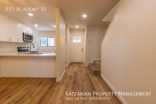 Building Photo - Charming 2-Bedroom Apartment with Modern U...