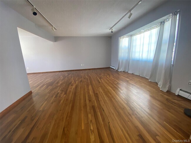 Building Photo - 732 3rd St