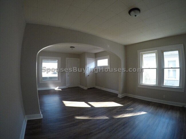 Building Photo - 894-896 N Gladstone Ave