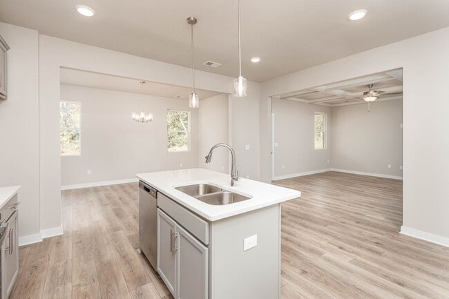 Foto del edificio - Beautiful 5 Bedroom, 2.5 Bath New Construc...