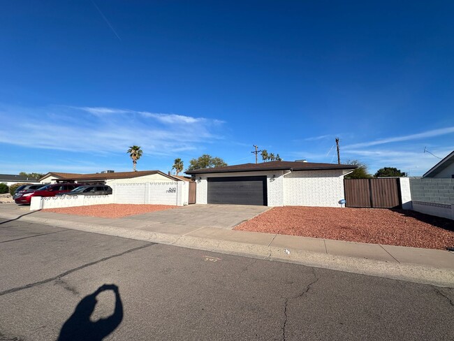 Building Photo - Scottsdale, 3 bed, 2 bath, 2 car garage, 1...