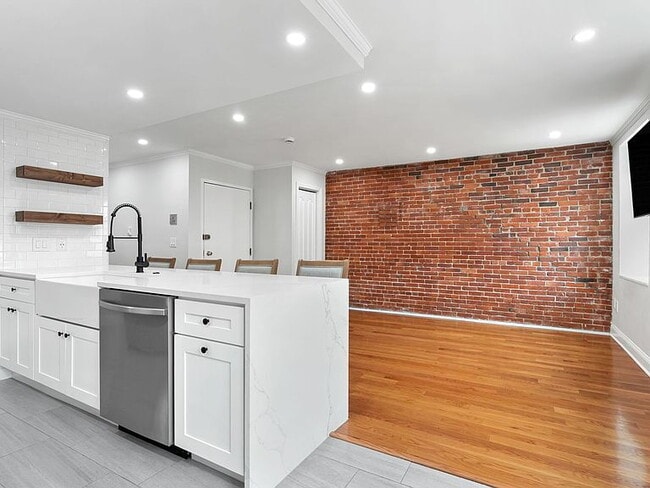 Building Photo - "Charming 2-Bedroom Retreat in the Heart of Boston's Vibrant North End"