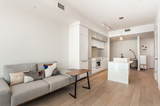 Building Photo - 1288 Rue Saint-Antoine O
