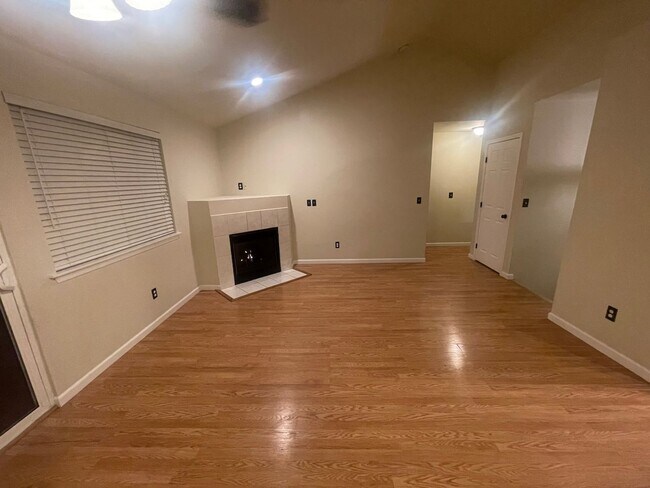 Building Photo - Spacious 4 Bedroom Home for Rent in Lake S...