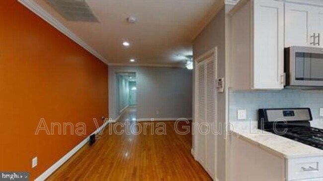 Building Photo - 711 Irving St NE