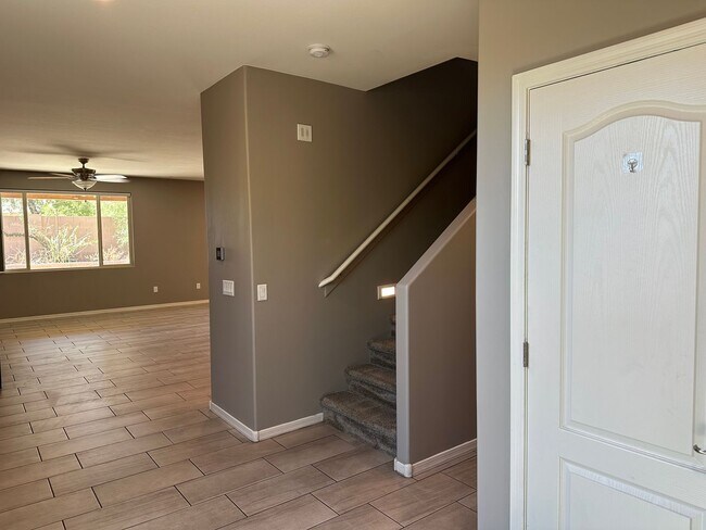 Foto del edificio - 1445 W Locke Dr