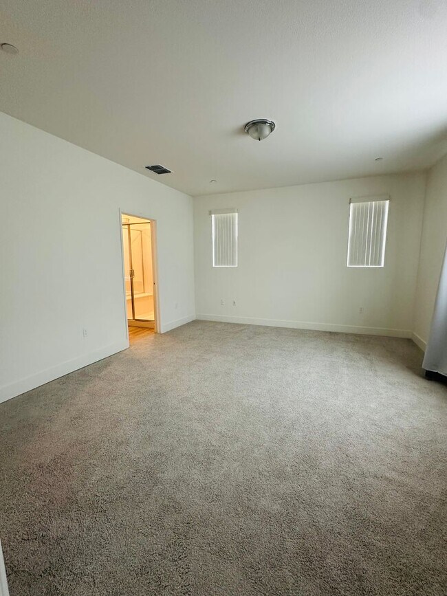 Building Photo - Ready To Move!!