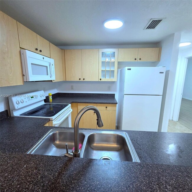 Building Photo - 2901 Riverside Dr