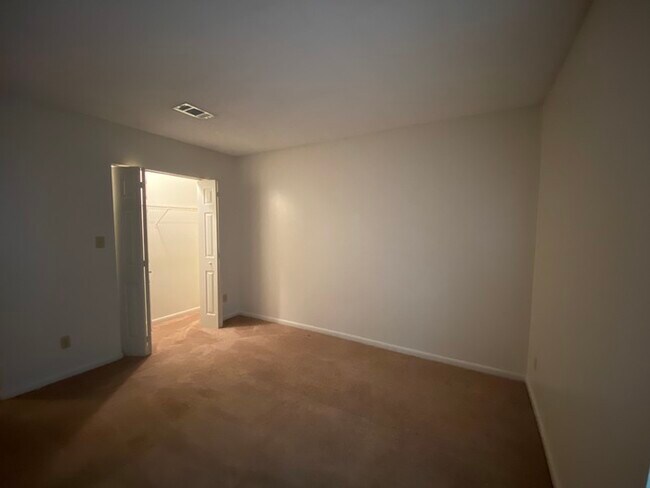 Building Photo - 6288 Hamilton Bridge Rd