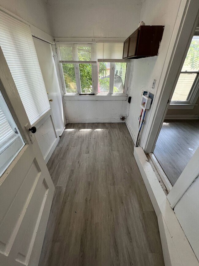Building Photo - Newly Updated Duplex in Dayton!