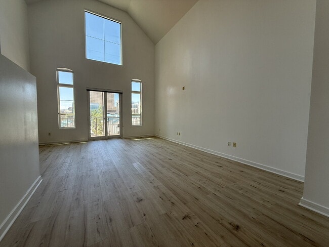 Building Photo - Penthouse Loft in Prime Downtown Location!