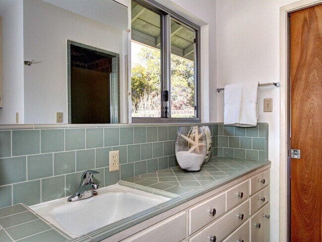 Building Photo - 1486 Country Club Dr