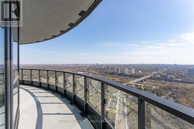 Building Photo - 585 Bloor St E