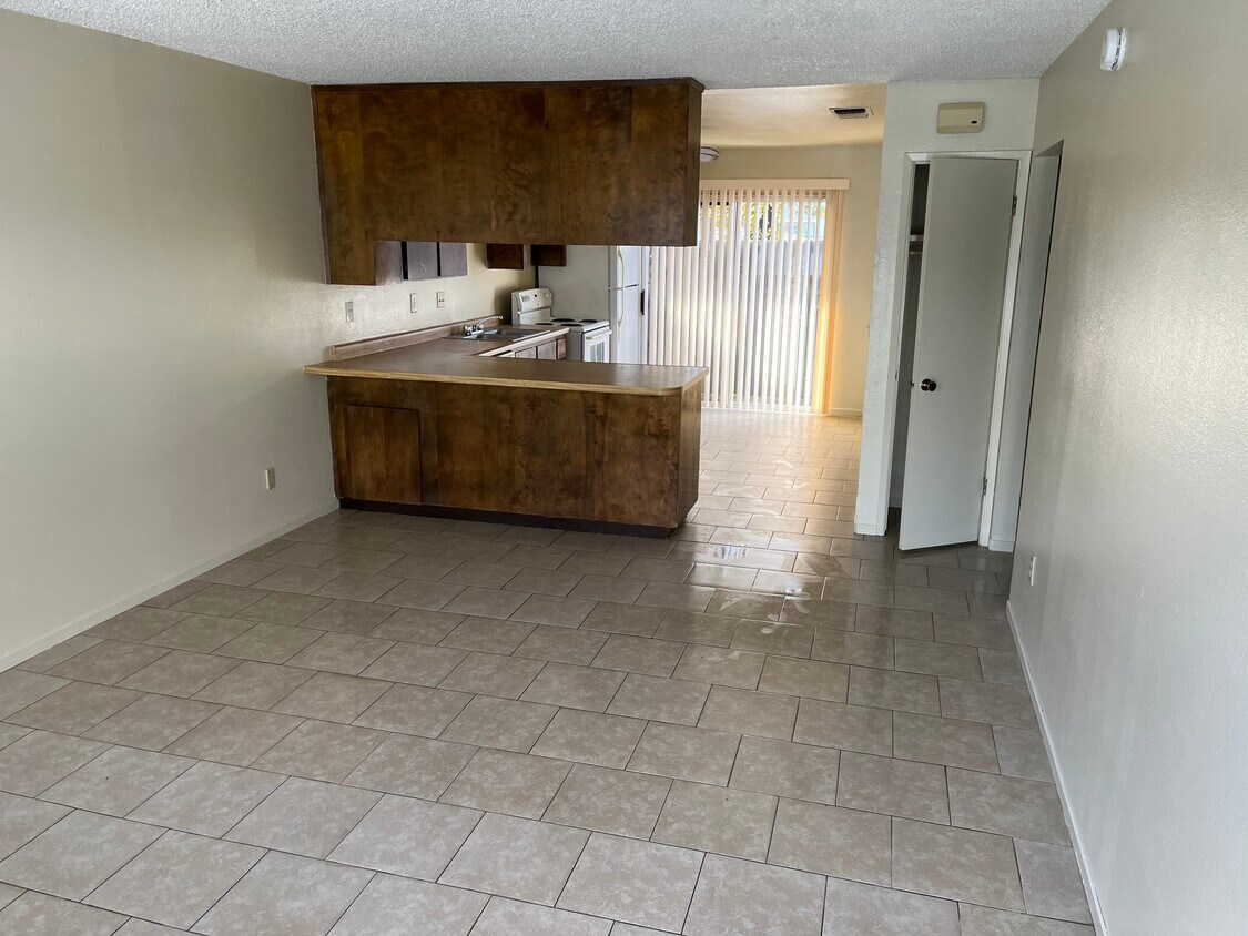 310 Center St Unit C, Hanford, CA 93230 Apartments in Hanford, CA