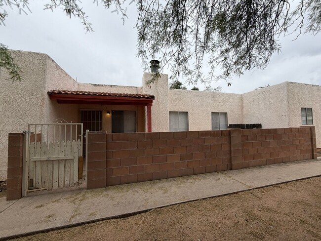 Building Photo - 2327 N Dodge Blvd