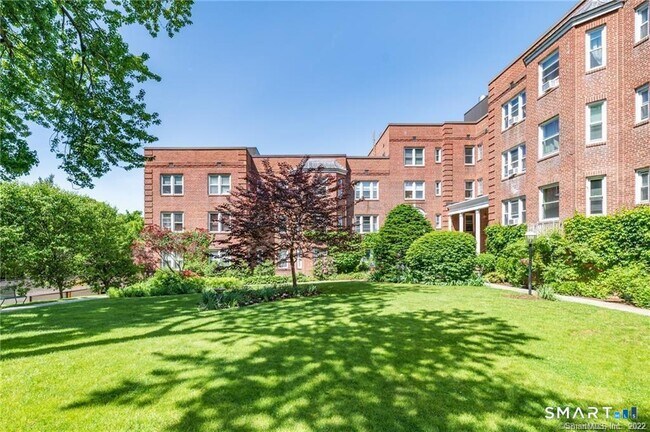 Foto del edificio - 70 Strawberry Hill Ave