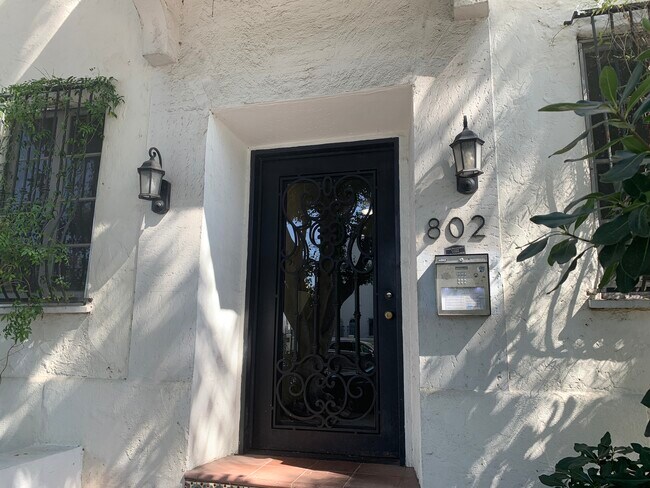 Foto del edificio - 802 N Sweetzer Ave
