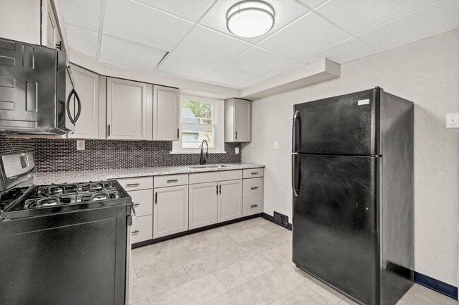 Building Photo - *$250 OFF 1ST MONTH RENT IF SIGNED BY 1/24...