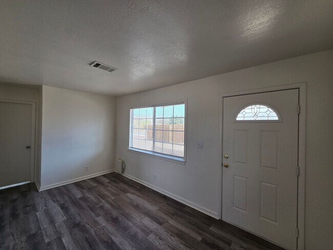 Foto del edificio - Yucca Ave 6686-6688