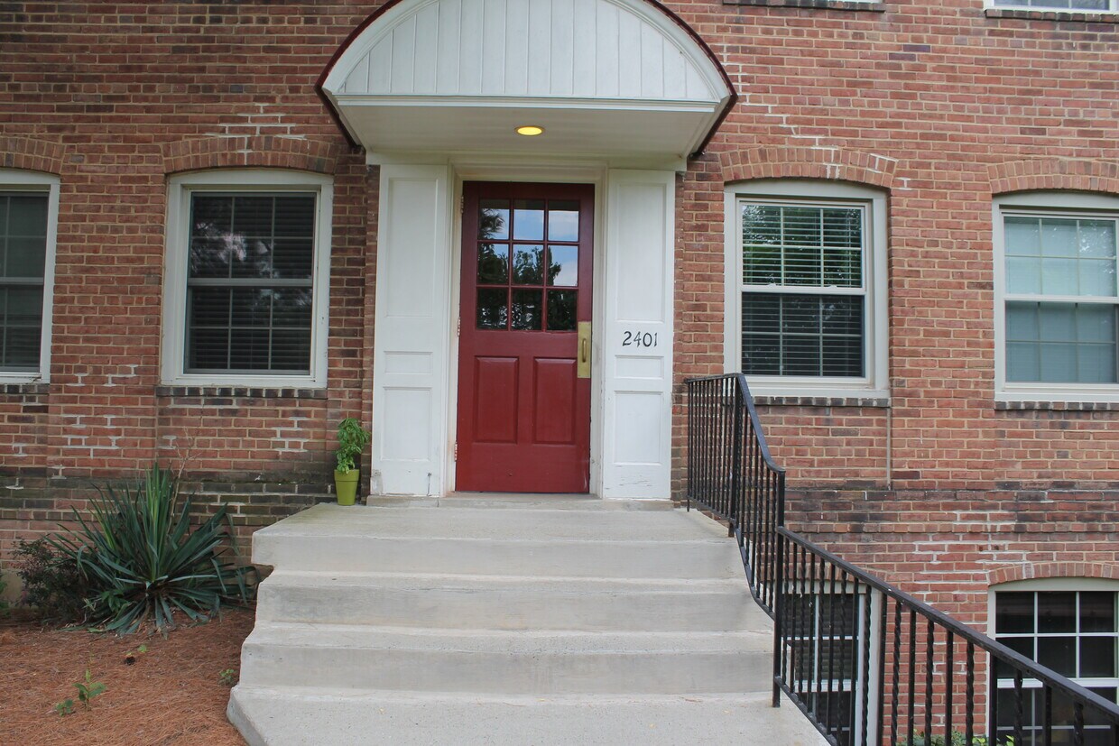 Primary Photo - 2401 Arlington Blvd