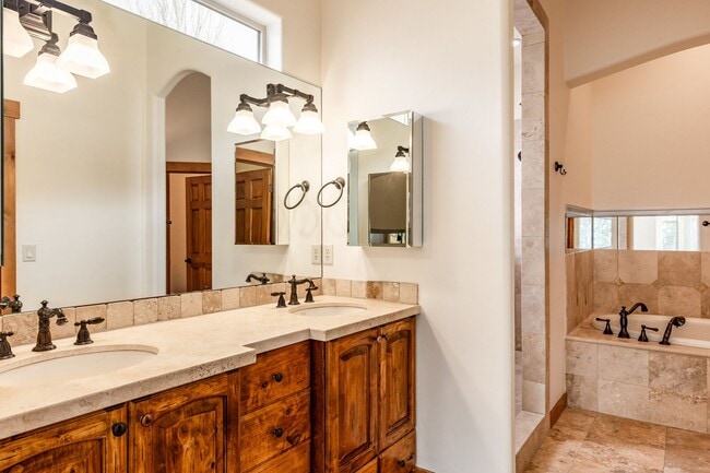 Building Photo - Freshly Renovated Deer Mountain Home for Rent NOW!