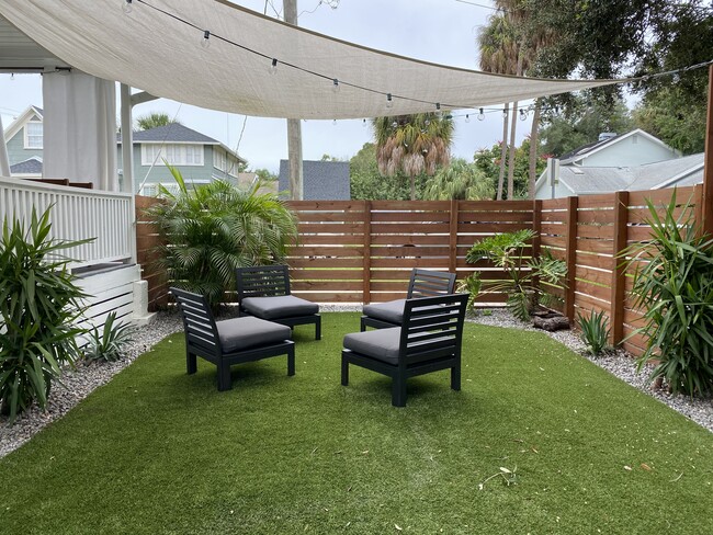 Shared Courtyard - 1015 W Horatio St