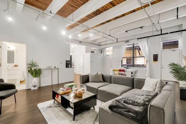 Foto del edificio - 312 N May St