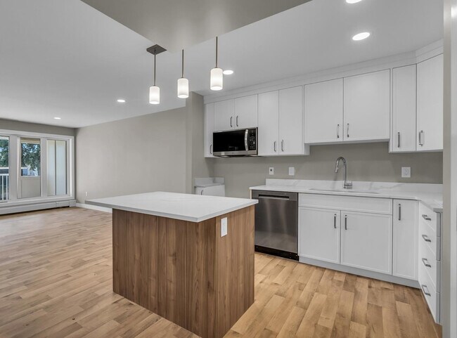 Îlot de cuisine avec comptoirs en quartz - 318 108 St