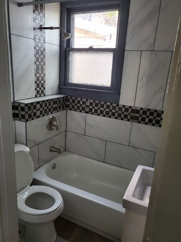 Foto principal - 3 bed 2 bath house