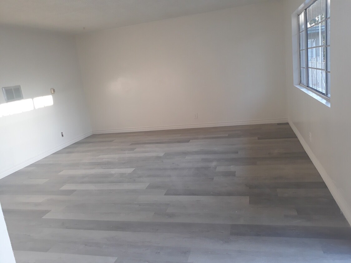Living room area - 7308 Exeter St