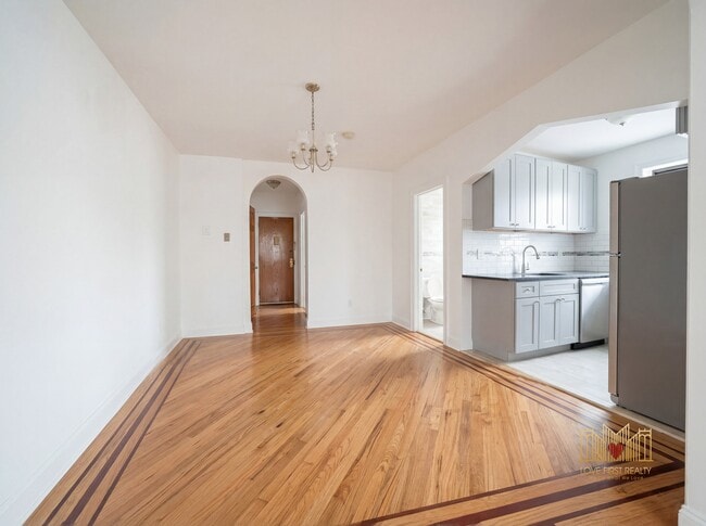 Building Photo - 207 E 96th St