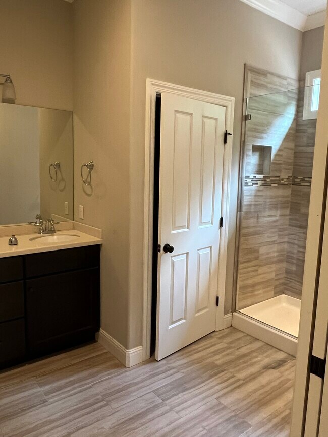 Foto del edificio - 511 Bowerwood Cir