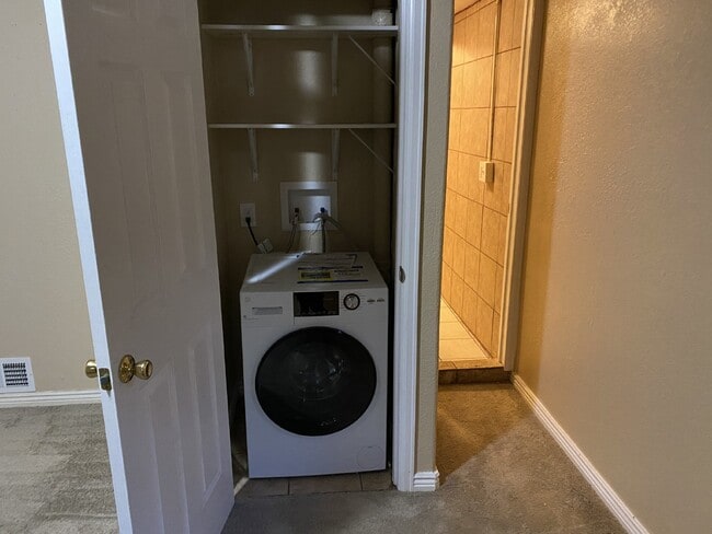 Building Photo - Cozy apartment in Potter Highlands!