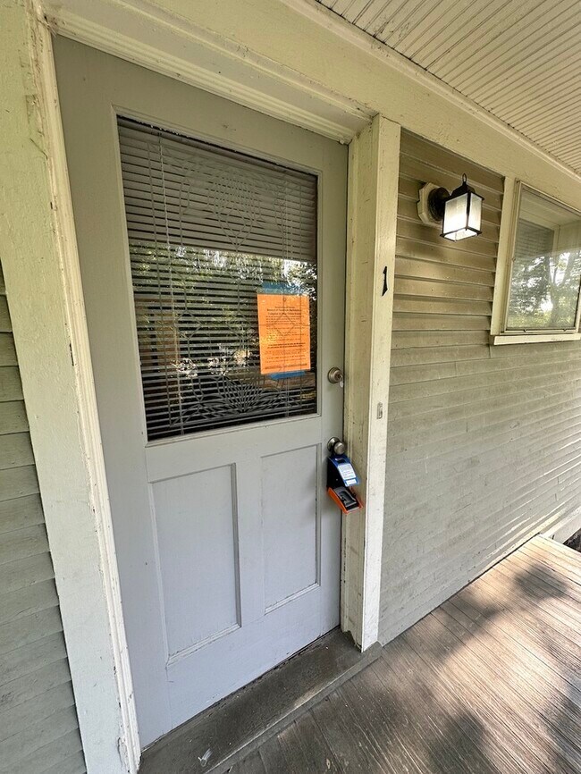 Building Photo - Kentwood 2 Bedroom 1.5 Bathroom Unit