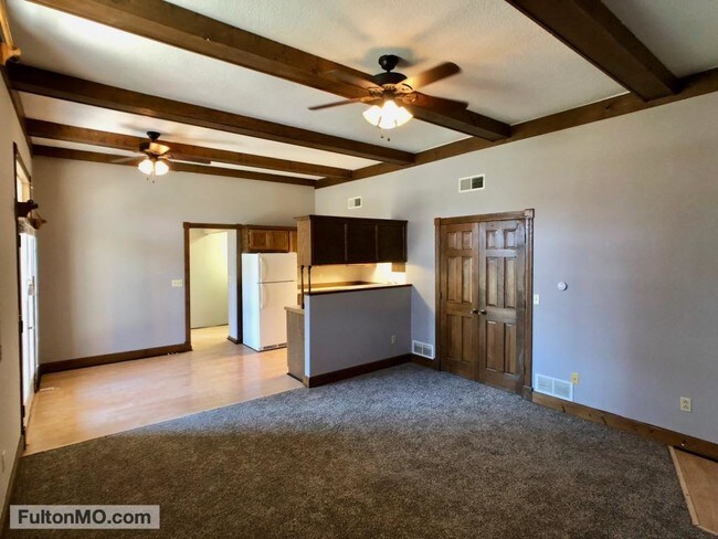 Foto del edificio - 103 East 10th Street Apartment 1