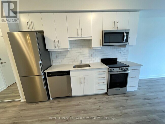 Photo du bâtiment - 247 Northfield Dr E