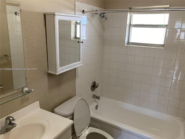 Foto del edificio - 4831-4839 NW 9th Dr