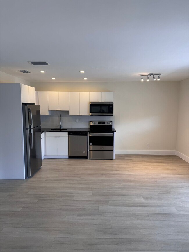 Building Photo - Wilton Manors
