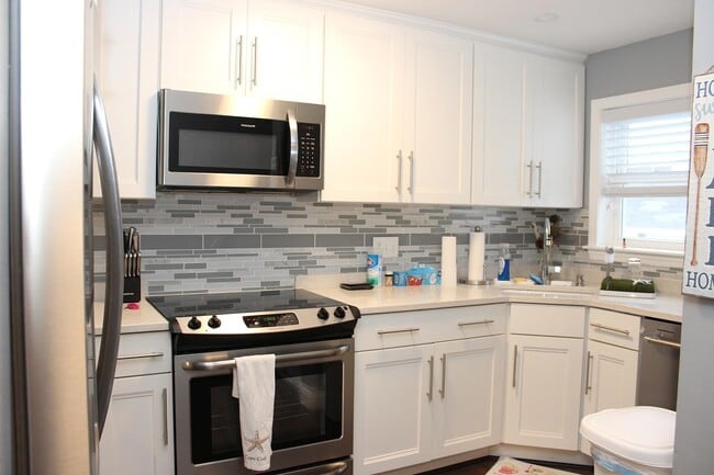 Building Photo - 63 Evergreens Dr