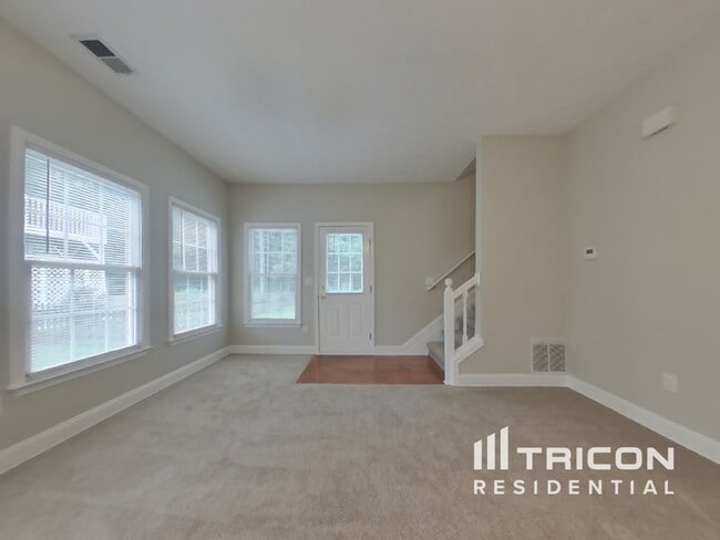 Building Photo - 3080 Kings Dr