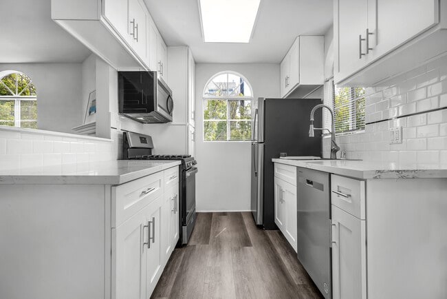 Building Photo - 2400 Walnut Ave