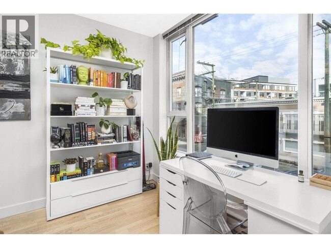 Photo du bâtiment - 250 E 6th Ave