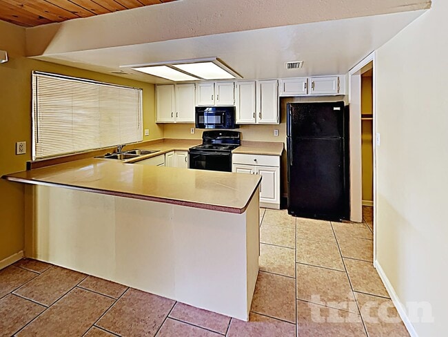 Building Photo - 927 W Kiva Ave