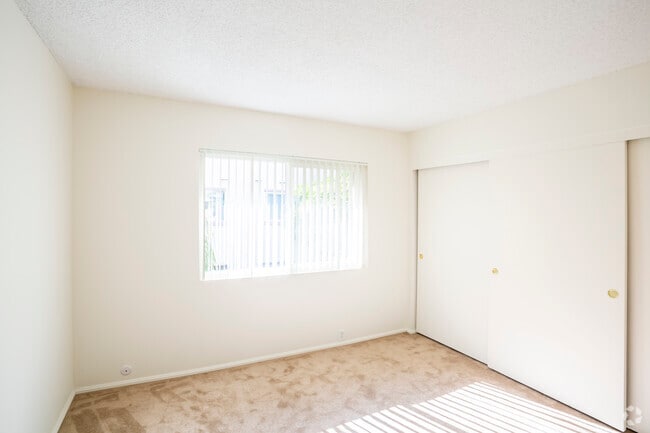 2 BR, 2 BA - 860 SF - La Cuesta